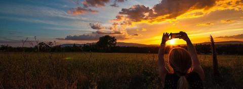 How experiencing awe in nature can promote altruistic behavior 